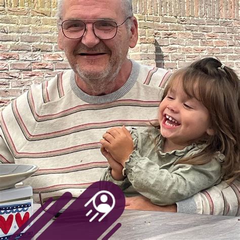 Illustratie van een gezin en huisdieren die rustig genieten van de jaarwisseling, weg van vuurwerk.