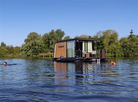Varend vakantiehuisje op een Biesbosch kreek