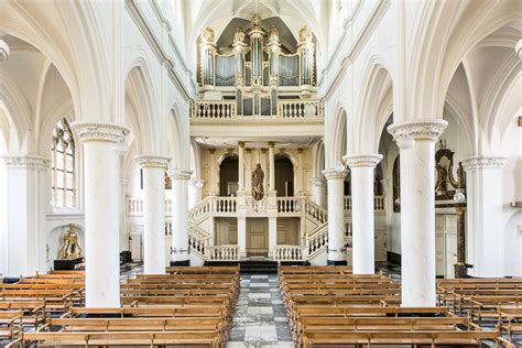 Interieur van de Abdijkerk van Thorn, versierd voor Kerstmis