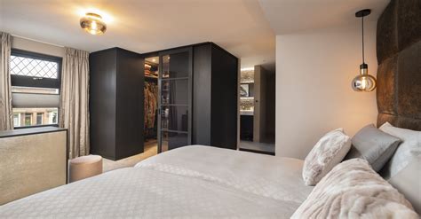 Foto van een slaapkamer in de Boston, met een inloopkast en comfortabel bed