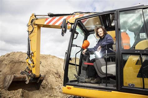 Illustratie van een servicemonteur die een graafmachine repareert