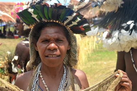 Traditioneel geklede lokale bewoners van Papoea-Nieuw-Guinea.