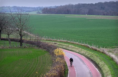 Fietsers op een route door het heuvellandschap van Zuid-Limburg