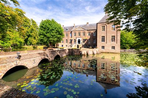 Bloemenpracht in de Kasteeltuinen Arcen met het kasteel op de achtergrond