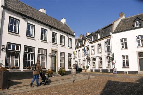 Sfeervol straatje in het witte stadje Thorn
