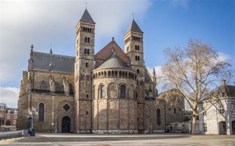 Het Vrijthof in Maastricht met de Sint-Servaasbasiliek