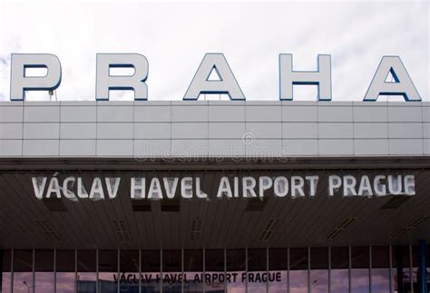 Informatiebord met de officiële taxi-tarieven van Praag Airport