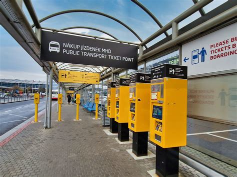 Logo's van verschillende autoverhuurbedrijven op Praag Airport