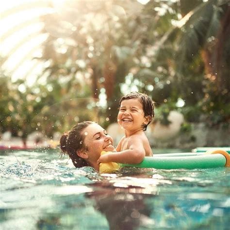 Een gezin geniet van de bubbelbaden in de Aqua Mundo