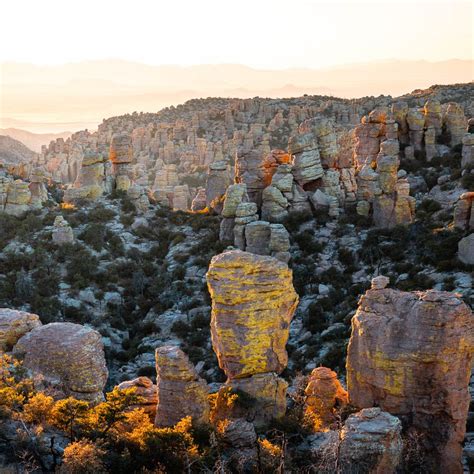 Een panoramische foto van de rotsformaties in Chiricahua National Monument.