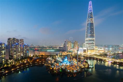 Uitzicht op de skyline van Seoul bij nacht, met talloze verlichte wolkenkrabbers.
