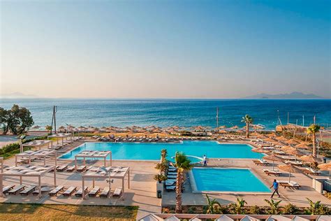 Luchtfoto van het Akti Palace resort met zwembaden en directe toegang tot het strand