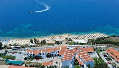 Uitzicht op Hotel Akti Ouranoupoli met zwembad, strand en de berg Athos op de achtergrond