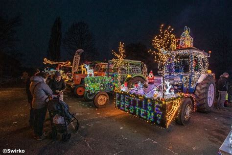 historische paardenkarren met verlichting en kerstdecoratie tijdens een kerstparade in Leuven