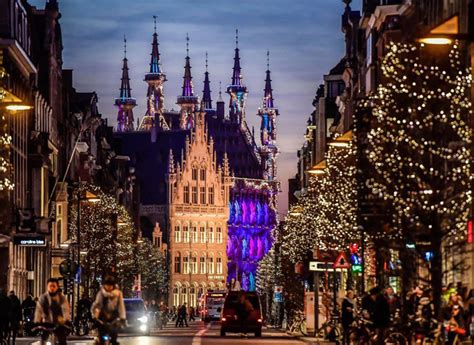 panoramisch uitzicht vanaf 40 meter hoogte over de verlichte kerstmarkt in Leuven