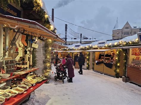 overzicht van diverse kraampjes op de kerstmarkt met kerstdecoraties en producten