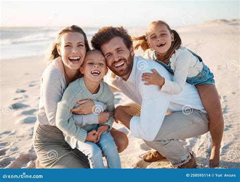 Foto van een lachend gezin op vakantie in Turkije