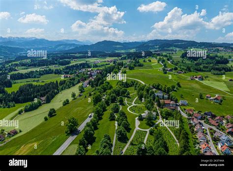 Overzicht van verschillende accommodatietypes in Lindenberg im Allgäu, met nadruk op de natuurlijke omgeving en berguitzichten.