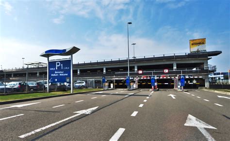 Luchthaven Charleroi met naastgelegen parkeerterreinen P1, P2 en P3/P4