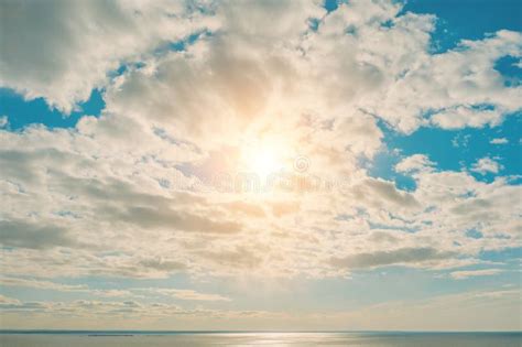 Zonnige hemel met een paar verspreide wolken boven een kustplaats