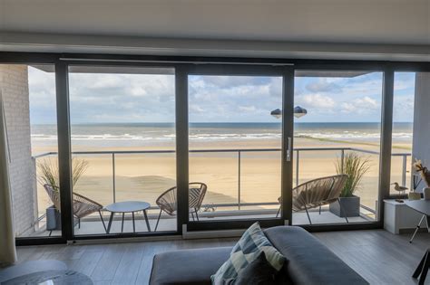 een modern ingericht appartement met balkon en uitzicht op zee