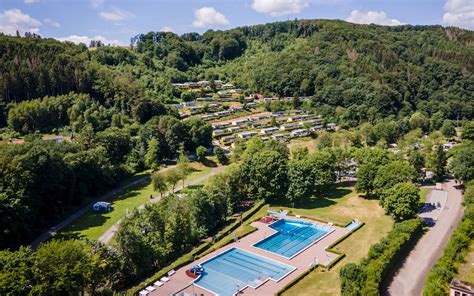 Dronebeeld van het Landal Eifel Prümtal vakantiepark met omliggende natuur