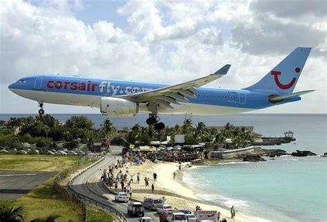 Princess Juliana International Airport met een vliegtuig dat opstijgt