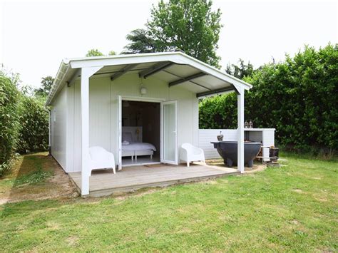 exterieur van de ecolodge 'La Cabane des Canards' met uitzicht op heuvels