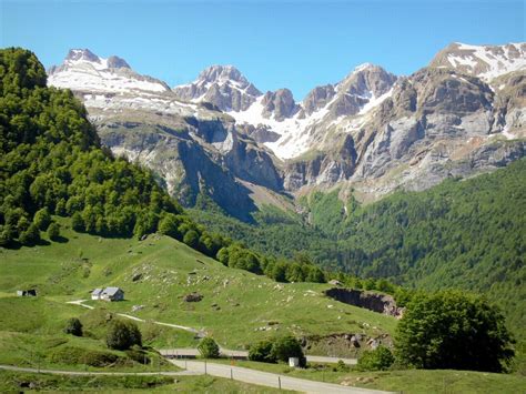 panoramisch uitzicht op het heuvelachtige landschap van Les Landes met de Pyreneeën op de achtergrond
