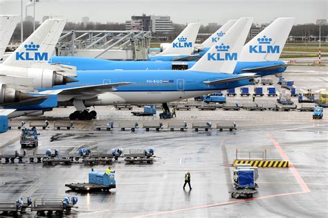 Foto van grondpersoneel dat een vliegtuig bijtankt op het platform.