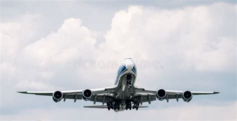 Illustratie van een vrachtvliegtuig met diverse soorten lading.