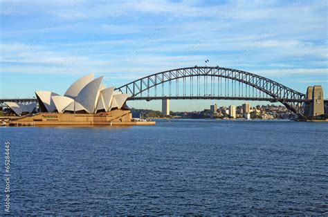 Vogelperspectief op de iconische Sydney Opera House en Harbour Bridge