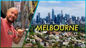 Fietsers verkennen een schilderachtige straat in Melbourne