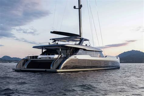 Luxe catamaran zeilend tussen de Whitsunday Islands