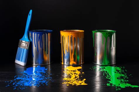 Verf overgieten in een kleiner blik