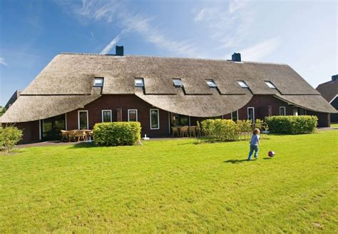 Interieur van een ruim vakantiehuis met veel slaapkamers, geschikt voor groepen