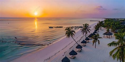 Panoramisch uitzicht op An Bang Beach met palmbomen en parasols