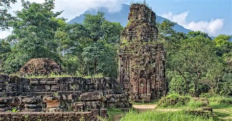 De ruïnes van My Son met oude stenen structuren