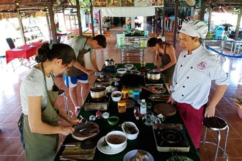 Groep toeristen die deelneemt aan een kookcursus in Hoi An