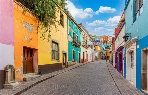 Schilderachtige straat in een kleurrijke koloniale stad in Mexico, met bloemen en traditionele architectuur