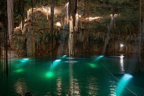 Een weelderige cenote in Mexico met kristalhelder water en omringende jungle
