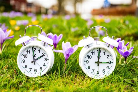 Infographic die de overgang van zomertijd naar standaardtijd in Melbourne illustreert, met de datum en het uur van de aanpassing.