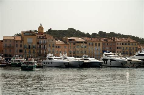 Bardolino's sfeervolle haven met kleurrijke huizen