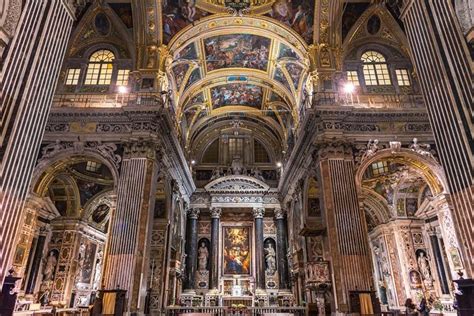 De indrukwekkende façade van de kerk Santi Nicole e Severo