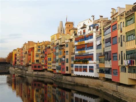 Gezicht op de kleurrijke huizen langs de Onyar rivier in Girona