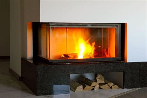 Interieurfoto van een sfeervol chalet met open haard en uitzicht op de bergen.