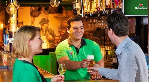 Interieur van de Duinrell Pub met bar, tafels en sport op groot scherm
