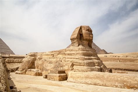 Een collage van iconische Egyptische bezienswaardigheden: Piramides van Gizeh, Sfinx, tempels van Luxor en Karnak, Vallei der Koningen.