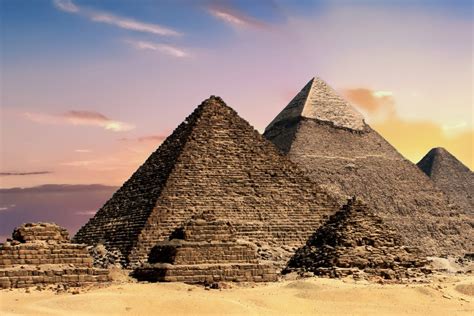 De Piramides van Gizeh met op de voorgrond de Sfinx.