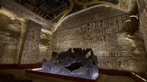 Gedetailleerde muurschilderingen in een graftombe in de Vallei der Koningen.